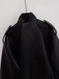Vue arrière d'une veste noire en similicuir avec texture litchi et épaulettes
