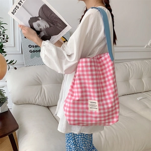 Grand sac cabas en toile à carreaux roses et blancs avec bandoulières bleues