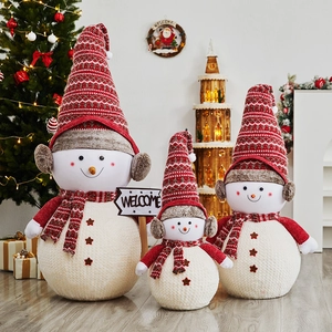 Trois poupées bonhommes de neige de Noël avec panneau Welcome pour décor de table