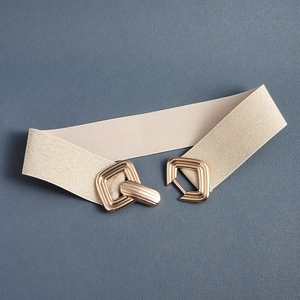 Ceinture large élastique pour femme avec boucle métallique dorée sur tissu beige