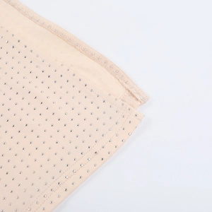 Gros plan du tissu tricoté beige avec strass argentés et coutures de précision