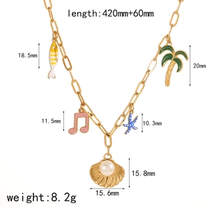 Collier en acier doré avec pendentifs en émail et dimensions détaillées du bijou
