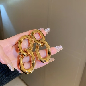 Boucles d'oreilles créoles dorées épaisses avec maillons ovales torsadés au style moderne