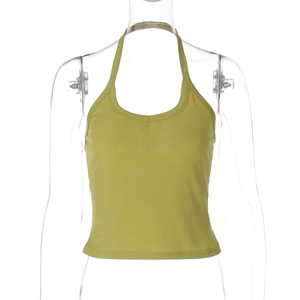 Détail de la maille côtelée vert olive et de l'encolure dos nu de ce débardeur ajusté