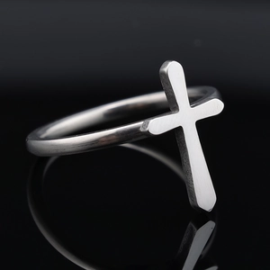 Anello a croce in acciaio inossidabile lucido da donna con finitura metallica minimalista