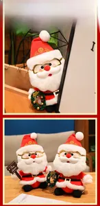 Détail du père Noël en peluche avec lunettes, mini couronne et décor Merry Christmas