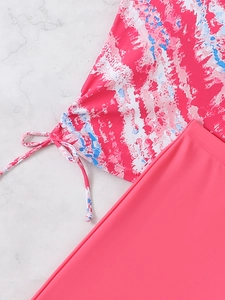 Λεπτομέρεια ροζ tie-dye μαγιό με ρυθμιζόμενο κορδόνι και ελαστικό ύφασμα υψηλής ποιότητας