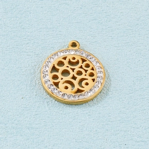 Pendentif géométrique doré évidé avec des strass étincelants et un anneau de suspension