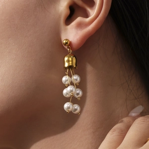 Orecchini a nappa placcati in oro con perle bianche e design a mughetto elegante