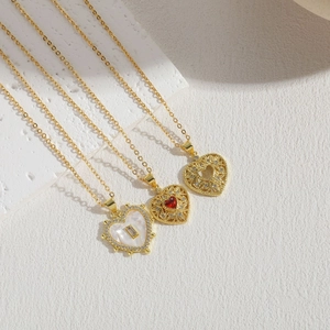 Elegante goldene Herzanhänger-Halsketten mit weißer Muschel und rotem Zirkon-Inlay