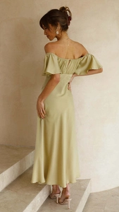 Détail du dos nu et des manches à volants sur cette robe midi de couleur vert sauge