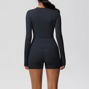 Détail du haut de yoga noir à manches longues et du short taille haute, vue arrière