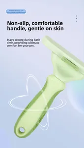 Détail macro de la brosse pour animaux avec poignée ergonomique antidérapante