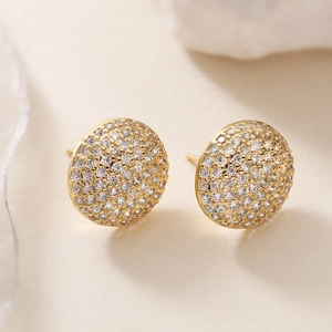 Orecchini a lobo tondi placcati in oro 18K con pavé di zirconi su pietra beige chiara