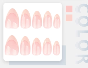 Dettaglio di unghie finte lucide a mandorla stile French manicure in rosa nude chiaro