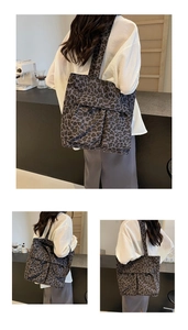 Detailansicht der dunkelgrauen Canvas-Tragetasche mit Leopardenmuster und Vordertaschen