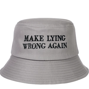 Détail de la broderie noire MAKE LYING WRONG AGAIN sur un chapeau bob en coton gris