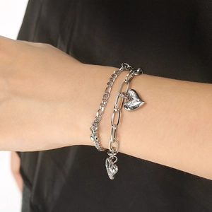 Minimalistisches zweilagiges Armband in Silber mit Herzanhängern an einer dicken Kette