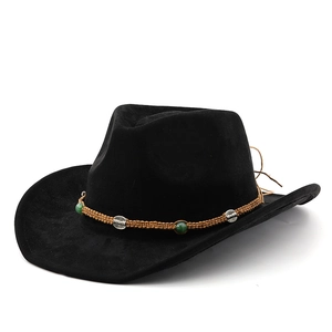 Dettaglio di cappello vintage in pelle scamosciata con fascia intrecciata e perle verdi