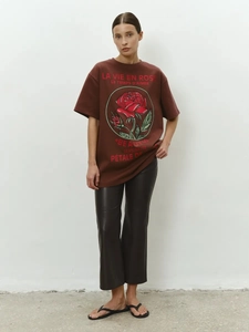 Γυναικείο σκούρο καφέ βαμβακερό T-shirt με τύπωμα τριαντάφυλλο και γαλλικά γράμματα