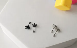 Détail de boucles d'oreilles boules en acier inoxydable de 2 mm en noir et argenté