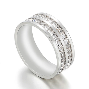 Klassischer silberner zweireihiger Zirkonring aus Titanstahl im 45-Grad-Winkel Design