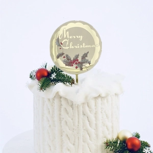 Merry Christmas Tortenstecker mit roten Beeren und Stechpalme auf weißem Kuchen