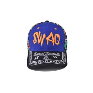 Détail de la casquette hip hop bleue avec broderie SWAG orange et motifs graffiti