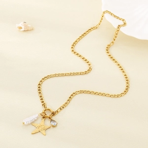 Détail du collier à maillons or 18k avec étoile de mer, perle et breloques en verre