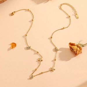 Collier de luxe en acier doré avec pendentifs lune et étoile sertis de diamants