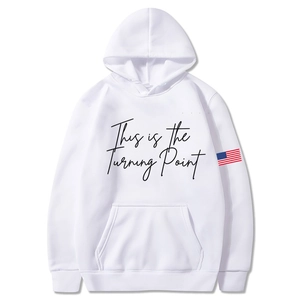 Detail eines weißen Hoodies mit Turning Point Aufdruck und US Flaggen Patch am Ärmel