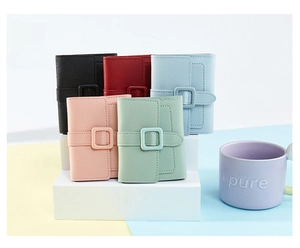 Portafogli corti da donna in cinque colori con fibbia a cinturino su supporto a più livelli