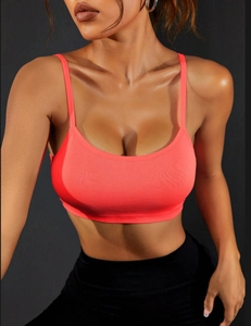 Gros plan sur la brassière de sport corail néon à fines bretelles et tissu côtelé sans couture