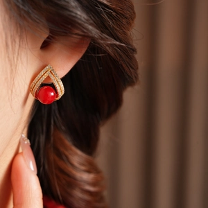 Détail de la boucle d'oreille plaquée or 18k avec perle rouge et zircone étincelante