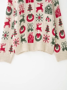 Détail du pull de Noël en tricot avec motifs jacquard de rennes et sapins