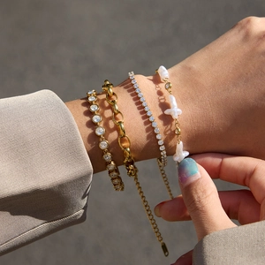 Luxus 18k vergoldetes Edelstahl-Armband-Set mit Perlen und Zirkon-Steinen geschichtet