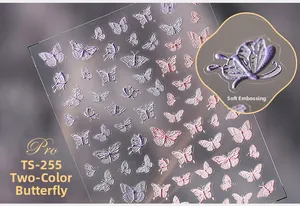 Détail macro de stickers d'ongles papillon 3D avec textures en dégradé violet et rose