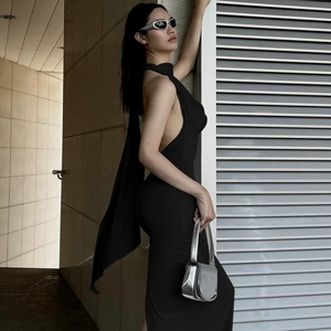 Détail d'une robe dos nu ajustée avec fente latérale et décolleté licou en noir