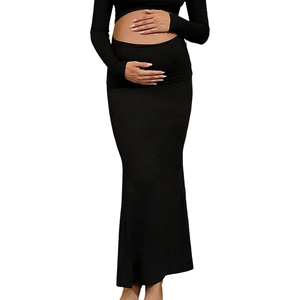 Détail d'une jupe midi de maternité taille haute noire en tissu élastique de maintien