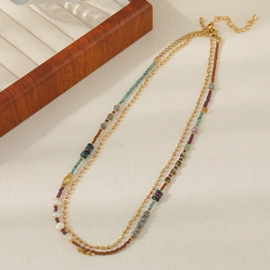 Detail einer Boho-Halskette mit bunten Perlen, Süßwasserperlen und goldener Gliederkette
