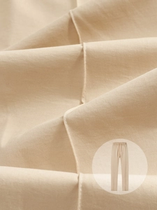 Detailansicht der hellbeige Köperstoffstruktur und Nähte an der lässigen Herrenhose