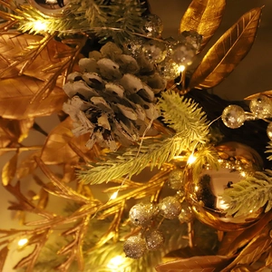 Couronne de Noël dorée avec pommes de pin baies et lumières LED pour porte d'entrée