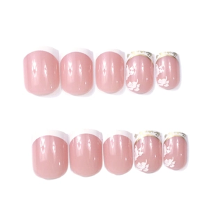 Faux ongles carrés courts avec pointes French blanches et motifs floraux délicats