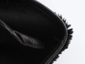 Gros plan détaillé du cuir noir de qualité avec une doublure en peluche douce et chaude