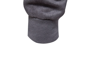Gros plan détaillé des poignets d'une veste en daim gris avec finitions en maille