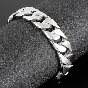 Detailaufnahme des klobigen silbernen Panzerarmbandes mit mattierter und polierter Textur