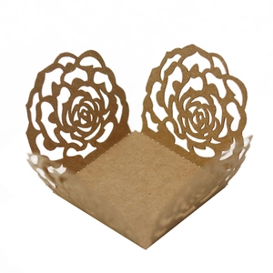 Boîte décorative en papier kraft marron avec roses découpées au laser pour mariages