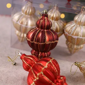 Set konischer Weihnachtskugeln in Mattrot und Gold mit glitzernden Streifen-Details