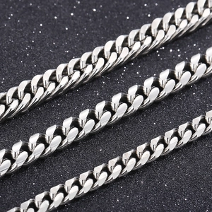 Bracelets gourmette en acier titane en trois largeurs avec fermoir OT sur fond noir