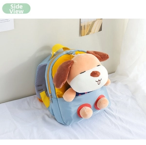 Dettaglio dello zaino per bambini azzurro con peluche di cane e cerniera gialla